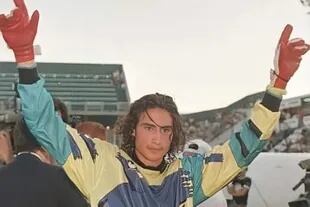 Imagen del día de su debut en Banfield, ante Boca y con un triunfo por 3-1, noviembre de 1996