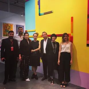 Galeristas argentinos con Diego Costa Peuser y la curadora Florencia Battiti en Pinta