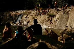 La gente se refresca en el río Arga, Pamplona, ​​norte de España