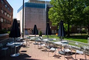 El campus de la Universidad de Georgetown se ve casi vacío ya que las clases se cancelaron debido a la pandemia de coronavirus, en Washington, DC, el 7 de mayo de 2020. - El costo de una educación universitaria en los Estados Unidos ha sido por mucho tiempo deslumbrante, con un año costando decenas 