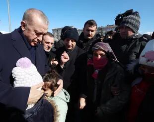 El presidente Recep Tayyip Erdogan, con sobrevivientes del terremoto en Turquía. (Turkish Presidency via APA Images via ZUMA Press Wire/dpa)