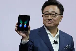 DJ Koh, el presidente de Samsung, muestra el Galaxy Fold abierto