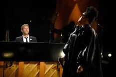 Bruno Mars y Chris Martin actuaron en los In Memoriam de los Grammy