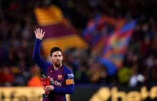 Messi agradece al público antes de un partido en el Camp Nou