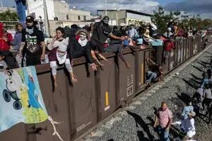 México endurece las medidas para evitar el paso de migrantes en los trenes de carga