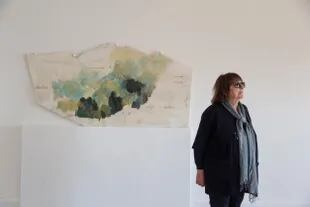 Marie Orensanz con una de sus obras realizadas sobre mármol