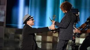 Jill Soloway recibe el Emmy de manos de Bradley Whitford