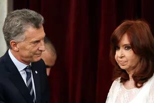 El frío saludo entre Mauricio Macri y Cristina Kirchner durante la asunción de Alberto Fernández