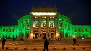 El Burgtheater (Imperial Court Teathre), iluminado con luces verdes para celebrar el Día de San Patricio en Viena, Austria