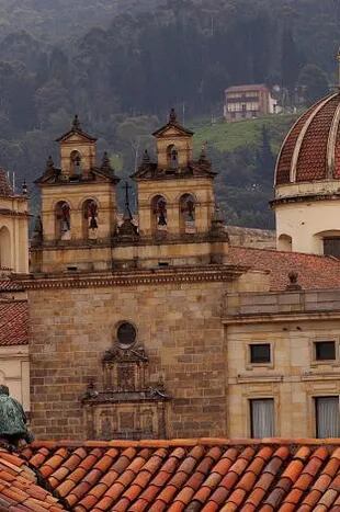 La gente se refugió en las iglesias de Santa Fe de Bogotá porque creían que el ruido que provocó el impacto de un meteorito en la ciudad era el inicio del fin del mundo.