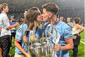 Julián Álvarez campeón de la Champions: el tierno festejo con su novia Emilia Ferrero y la infaltable bandera argentina
