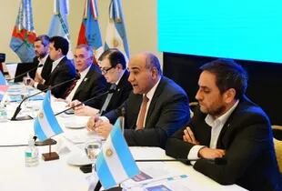 Eduardo "Wado" De Pedro y Juan Manzur, en una reunión con gobernadores, que quieren participar de la mesa política