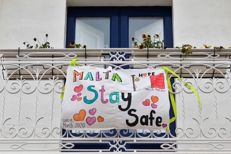 Una pancarta en un balcón en La Valeta, Malta