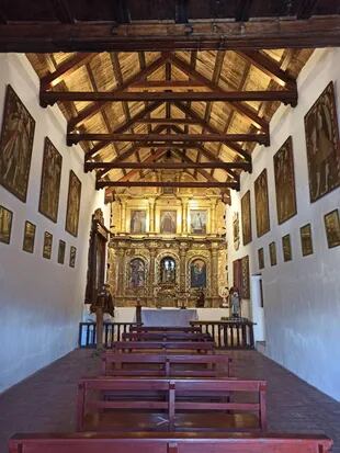 Interior de Iglesia de Uquía con el valioso retablo y los cuadros de los arcabuceros.