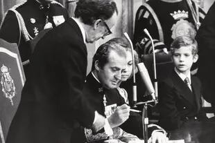 Tras promover la reforma política, en 1978 Juan Carlos sancionó y promulgó la nueva constitución