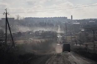 Una furgoneta de la policía ucraniana conduce por la carretera para la evacuación de civiles en Khromove, cerca de Bakhmut , Ucrania, el sábado 4 de marzo de 2023.