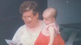 Alita Porto Reis con su nieta Samanta, cuando la menor era aún bebé