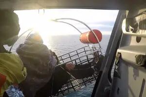 Riesgoso rescate de un tripulante de un barco pesquero a casi 100 kilómetros de la costa