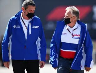 El director del equipo Haas F1, Guenther Steiner, y el fundador y presidente de Haas F1, Gene Haas, entre el apoyo a Pietro Fittipaldi y las desmentidas de una crisis financiera por la ruptura del contrato con el patrocinador ruso Uralkali