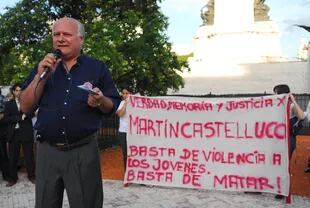 Oscar Castellucci, padre de Martín, asesinado a golpes por patovicas, durante un acto frente al Congreso de la Nación, el 2 de marzo de 2012
