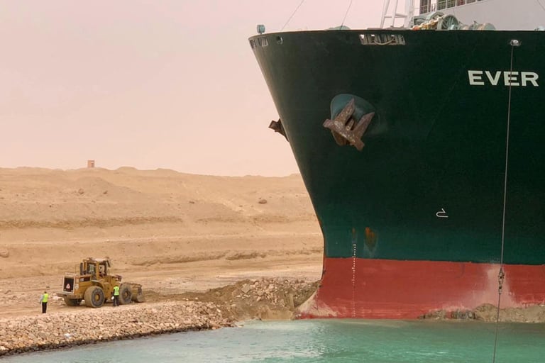 Una imagen publicada por la Autoridad del Canal de Suez el 24 de marzo de 2021 muestra una parte del MV Ever Given alojado de lado e impidiendo todo el tráfico a través de la vía fluvial del Canal de Suez de Egipto