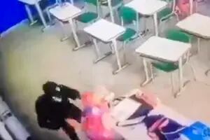 El video de un alumno de 13 años que mató a puñaladas a su profesora e hirió a cinco personas