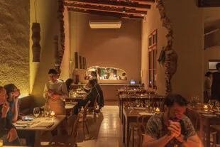 El restaurante de Núñez es original en su estética: a través del hueco en la pared, es posible ver la cocina