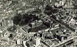Vista aérea de la plaza San Martín y el Pabellón Argentino. Circa 1929.