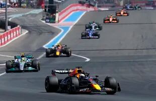 El piloto neerlandés Max Verstappen, de Red Bull, se aleja en el primer puesto de la tabla de posiciones luego de su victoria en Francia,