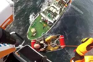 Impresionante rescate aéreo de Prefectura Naval a un marinero