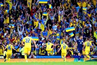 Roman Yaremchuk, en el centro de la escena, festeja el segundo gol de Ucrania