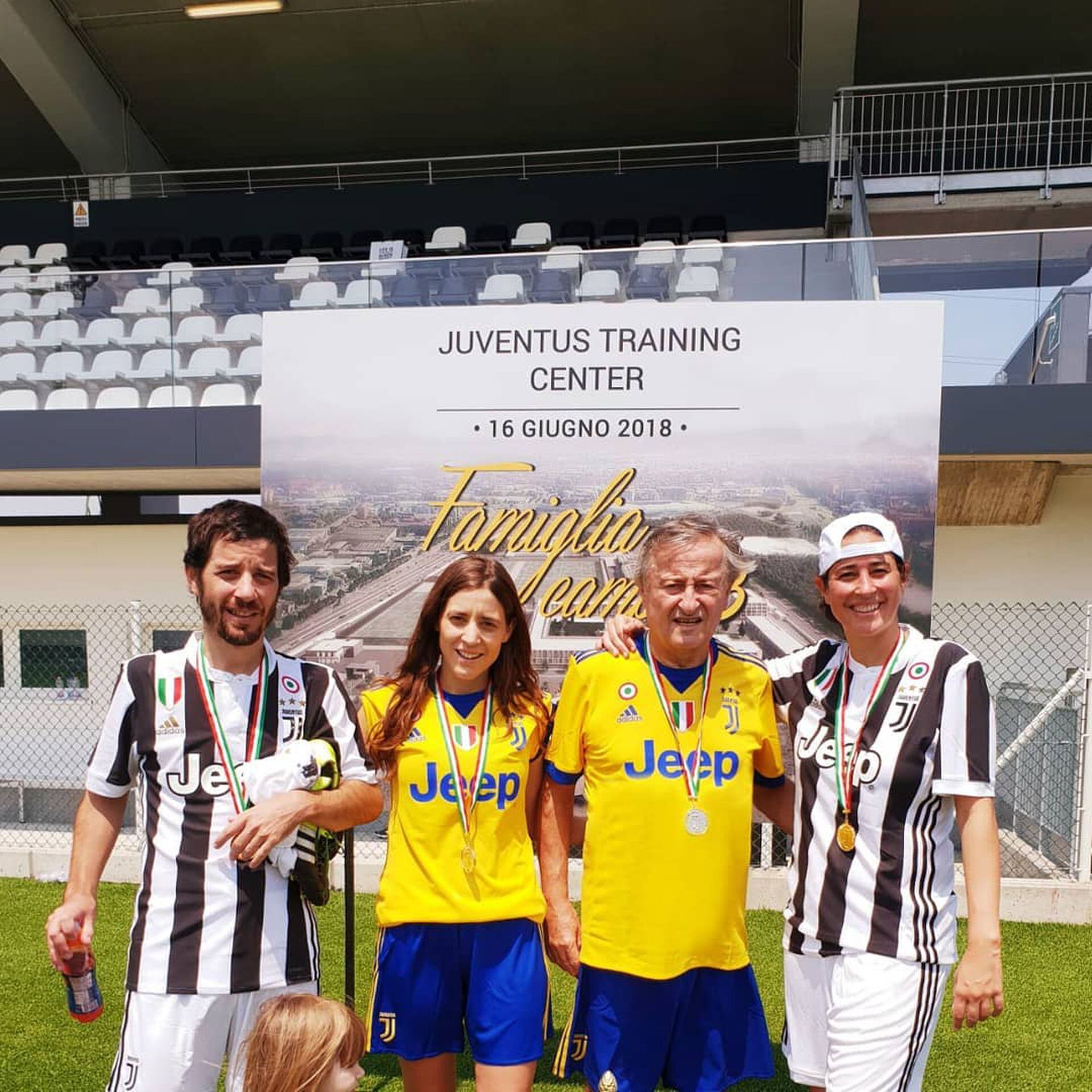 Rattazzi junto a sus tres hijos: Urbano, Alexia y Manuela, durante una visita a la cancha de Juventus. El club, el más poderoso y ganador de Italia, hoy es presidido por Andrea Agnelli, primo segundo de Cristiano.