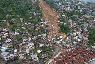 Una vista aérea muestra un barrio afectado por los deslizamientos de tierra en Petrópolis, Brasil, el miércoles 16 de febrero de 2022. 