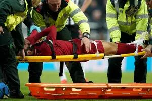 El fuerte choque de Salah que estremeció a Liverpool: lo sacaron en camilla