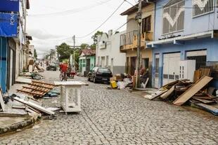 Muebles dañados por las inundaciones frente a viviendas, en Itapetinga, estado de Bahía, Brasil.