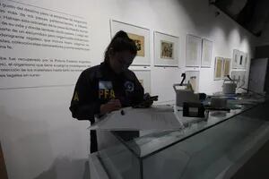 Con guardia policial, las obras del historietista recuperadas por Interpol se exhiben en el Borges