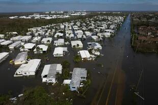 Una fotografía aérea tomada el 29 de septiembre de 2022 muestra un vecindario inundado después del huracán Ian en Fort Myers, Florida