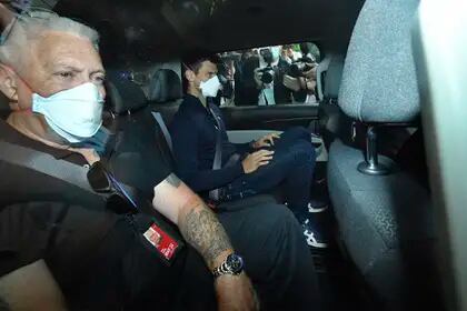 El momento en el que Djokovic es trasladado desde el centro de detención en Melbourne a la oficina de sus abogados