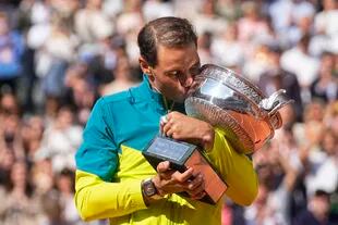 Rafael Nadal, el domingo pasado, besando la Copa de los Mosqueteros de Roland Garros. 