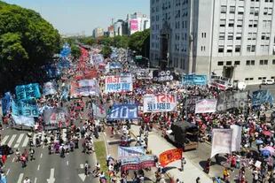 Vista aérea de la manifestación al ministerio de Desarrollo Social.