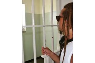 Emanuel Ntaka visitando la celda en la que Nelson Mandela fue encarcelado en 1964