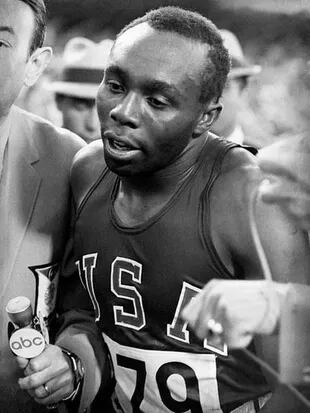 El velocista estadounidense Jim Hines completó la primera carrera de 100 metros en menos de 10 segundos del mundo en 1968.