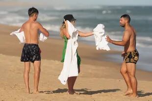 Sofía les acercó las toallas al Kun y a Benja cuando salieron del agua.