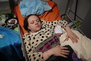 Mariana Vishegirskaya yace en una cama de hospital tras dar a luz a su hija Veronika, en Mariupol, Ucrania, el 11 de marzo de 2022.