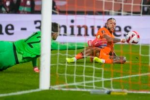 Memphis Depay (derecha) anota el segundo gol de Holanda en la victoria 2-0 ante Noruega en las eliminatorias del Mundial, el martes 16 de noviembre de 2021. Otro de los históricos que integran el copón 2