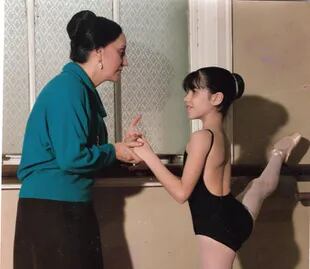 Otra imagen de archivo de una pequeña Paloma Herrera con su maestra Olga Ferri. "Soy producto de Olga Ferri y del Teatro Colón", ha mencionado siempre la bailarina durante 25 años de carrera internacional