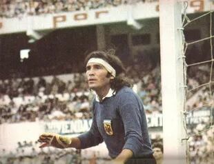 Hugo Gatti, con el escudo de la AFA durante uno de los partidos que Argentina afrontó en la serie previa al Mundial 1978 con él como titular y figura, en tiempo en los que “El Loco” ganaba todo en el arco de Boca; luego, no fue parte del plantel campeón
