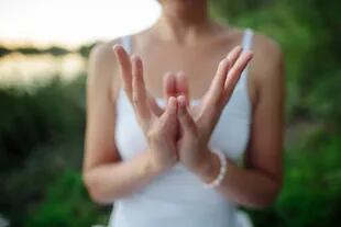 Padma mudra consiste en unir las dos manos a partir del contacto entre pulgares y meñiques, mientras los tres dedos del medio se abren como en flor