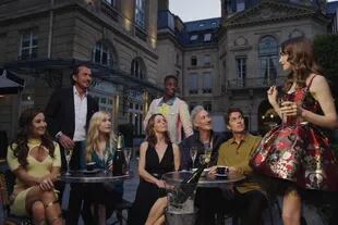 Lily Collins y el elenco de la exitosa Emily en París