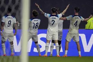 Los futbolistas de Inglaterra festejan el segundo gol de frente al público uruguayo.